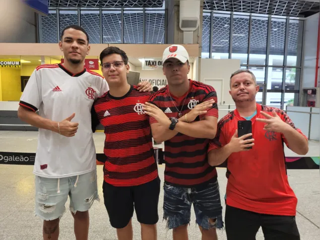 Imagem ilustrativa da imagem Gerson desembarca no Galeão e é recebido por torcedores