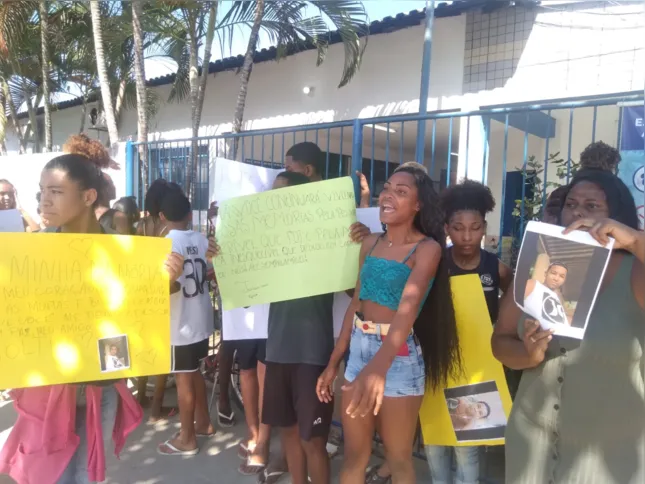 Amigos de Kauã fazem manifestação pedindo justiça
