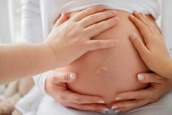 Essa técnica consiste em criar um embrião em laboratório e depois transferi-lo para a mulher que passará pela gravidez
