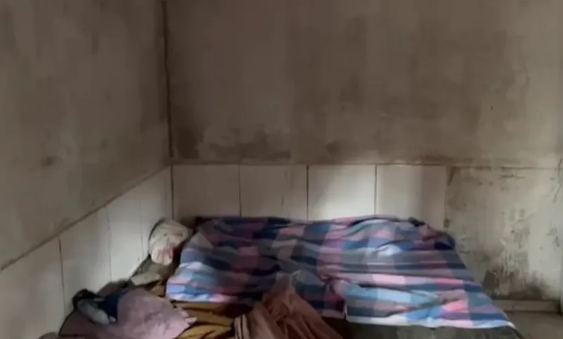 Cômodo em que esposa era mantida presa pelo homem