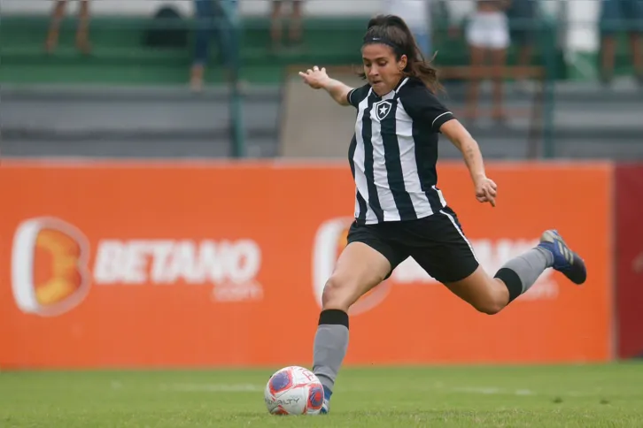 A atacante, além de ter treinado nos domingos por conta dos dois jogos da final terem sido na terça-feira, procurou assistir a vídeos dos jogadores que admira para aperfeiçoar as jogadas