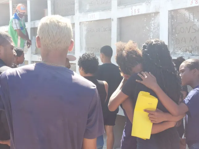 Imagem ilustrativa da imagem Adolescente morto durante operação policial é sepultado em Porto das Caixas