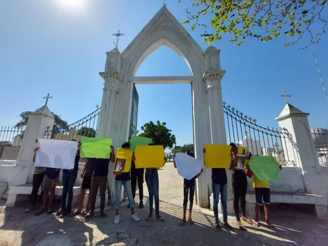Amigos de Kauã protestaram de frente ao cemitério
