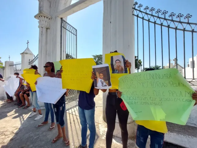 Amigos de Kauã protestaram de frente ao cemitério