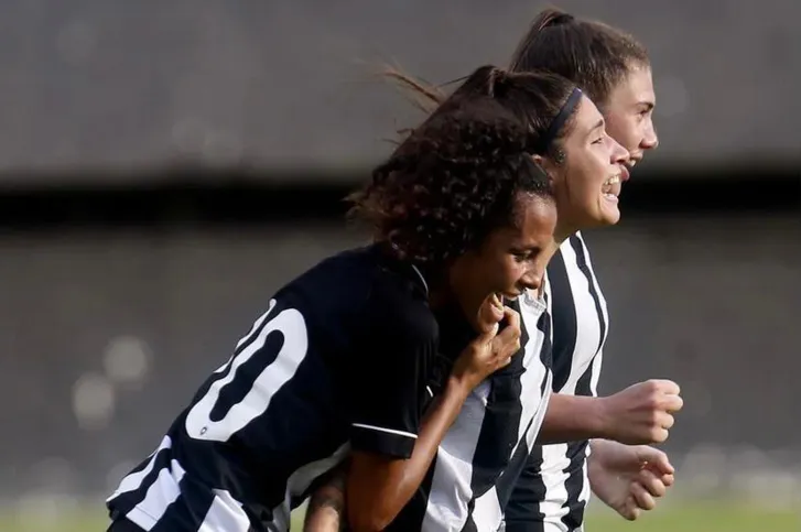 Isabella junto de suas companheiras de time, Emily Assis e Natalie Nalon, no primeiro jogo da final do Estadual Feminino Sub-20