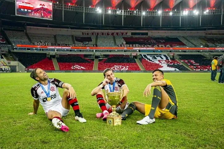 Imagem ilustrativa da imagem Flamengo oficializa rescisão de Isla e define como será com Diego Alves, Filipe Luís e Diego Ribas