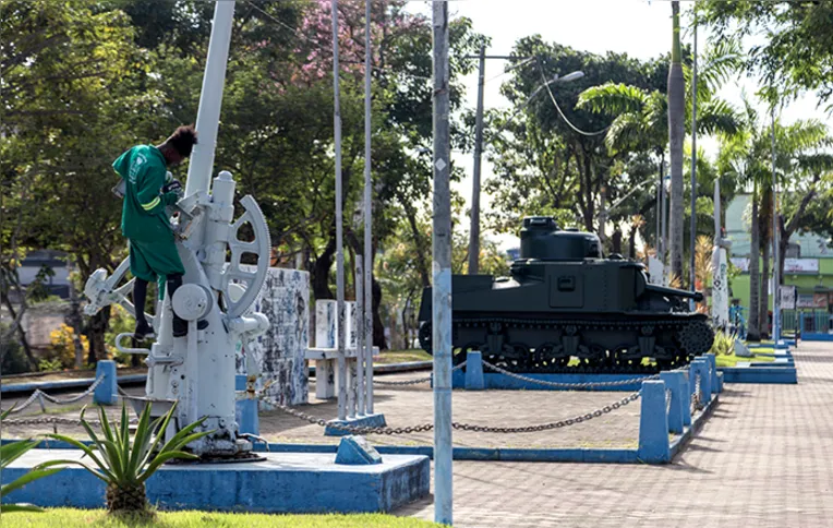 Praça dos Ex-Combatentes, no Patronato, que reúne artigos originais que estiveram na 2ª Guerra Mundial (1939- 1945)
