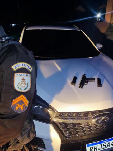 Arma e carros que estavam em posso dos criminosos