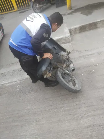 A moto estava com o chassi adulterado e sem placa