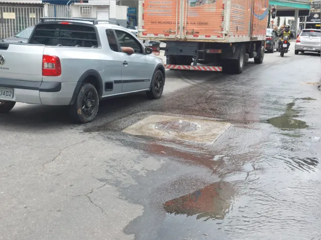 Vazamento de esgoto atrapalha transeuntes e moradores do Cubango