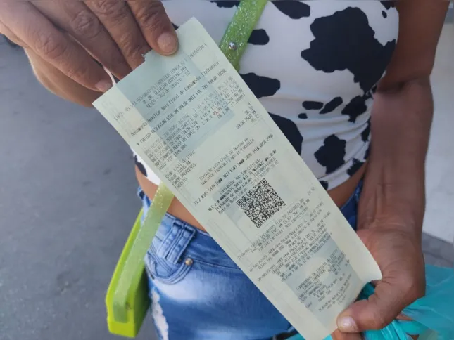 No Carrefour, a doméstica Fabricia da Silva ainda não foi cobrada pelas sacolas