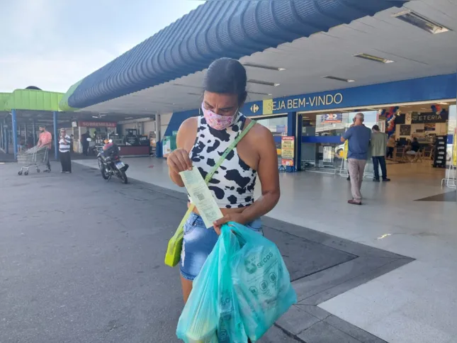 No Carrefour, a doméstica Fabricia da Silva ainda não foi cobrada pelas sacolas