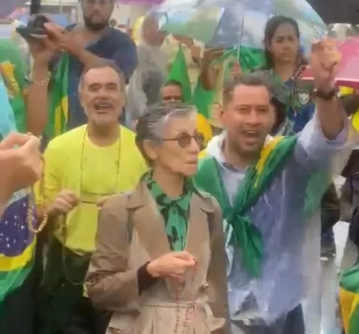 Cássia Kis marca presença em manifestação bolsonarista