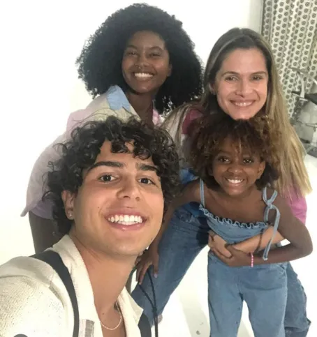 Valentyna e seus colegas de gravação. Na fotos estão a atriz Ingrid Guimarães e os jovens atores Yasmin Londuik e Igor Jansen