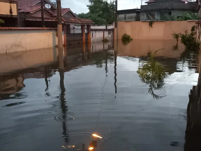 Imagem ilustrativa da imagem Vazamento e alagamentos dificultam a vida de moradores do Porto Novo