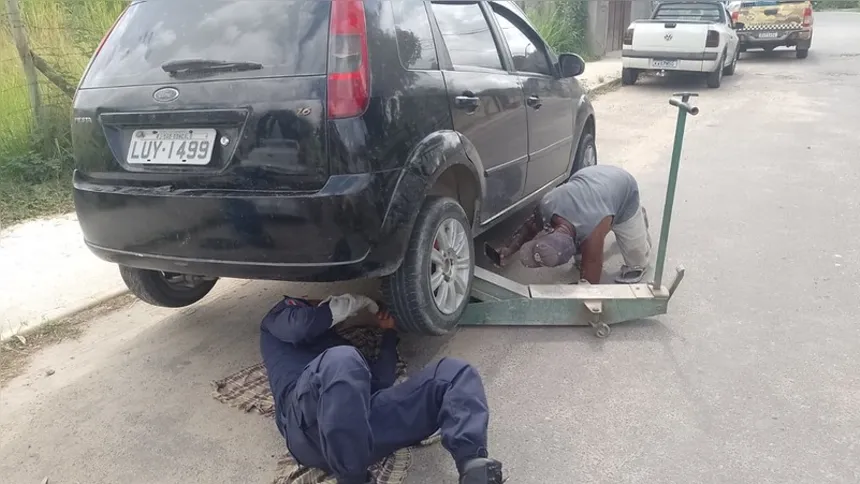 Imagem ilustrativa da imagem Guarda Municipal resgata cobra em suspensão de carro em Inoã