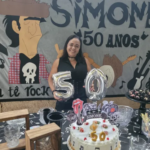 Apesar de ter chegado feliz à idade, Simone Souza não nega que meia-idade tem suas questões
