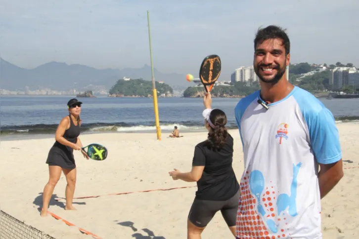 Leonardo ministra aulas de beach tênis há 3 anos  na praia de Icaraí