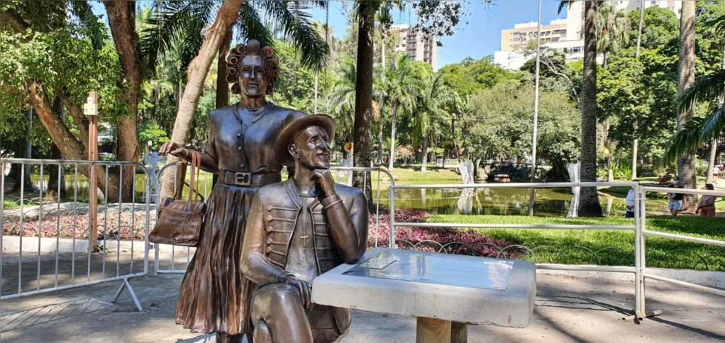 Estatuas foram inauguradas em novembro de 2021, em homenagem a carreira do artista niteroiense