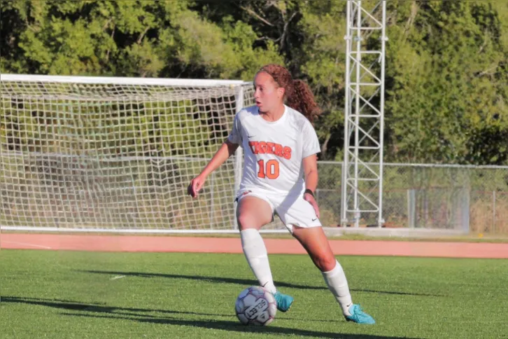 Maria Luíza Garuba joga desde os 4 anos de idade, e hoje, estuda nos Estados Unidos enquanto faz parte de uma liga universitária de futebol