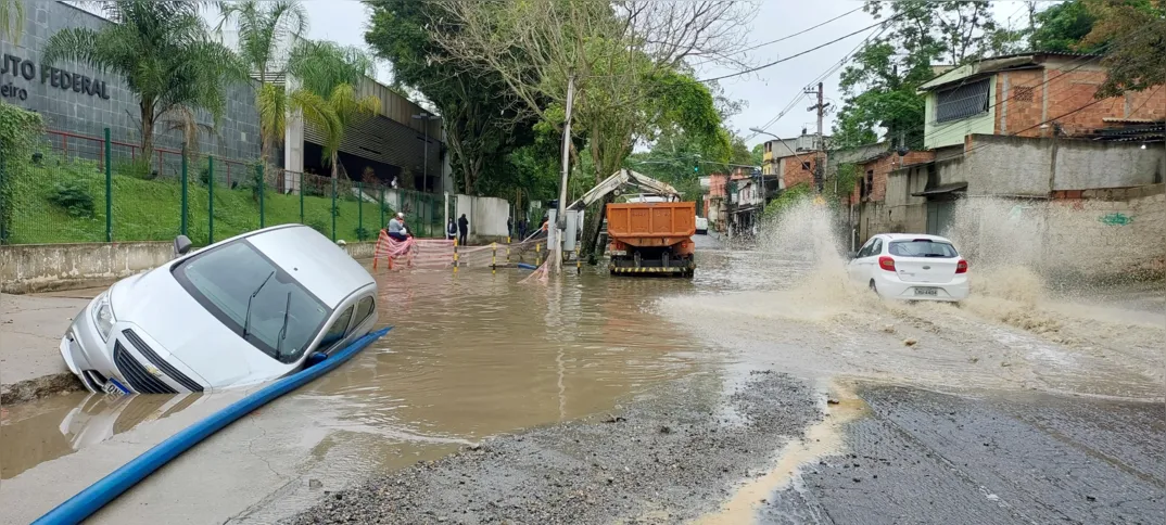 Na manhã desta terça-feira (03), a rua amanheceu completamente alagada