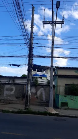 Poste da Rua Abílio José de Mattos estava com vergalhões expostos e a cobertura prejudicada