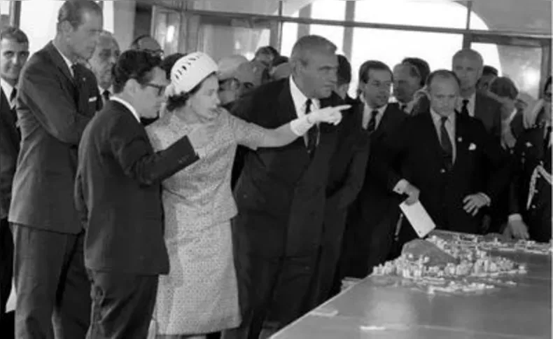 Rainha da Grã-Betanha Elisabeth II na inauguração simbólica em 1968