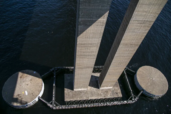 Abaixo da base de concreto, tubulões seguem até o subsolo oceânico. No total, a ponte registra 453 pilares em sua construção