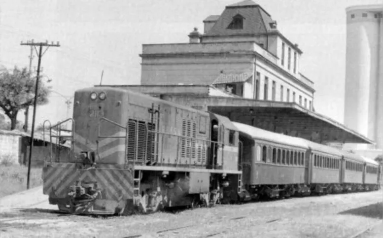 Trem da linha do Cantagalo na Estação de Niterói