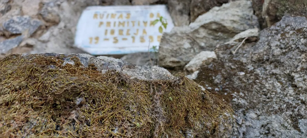 Algumas ruínas da Igreja primitiva são preservadas