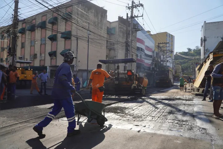 As equipes trabalham na Rua Toledo Piza, no bairro São Miguel