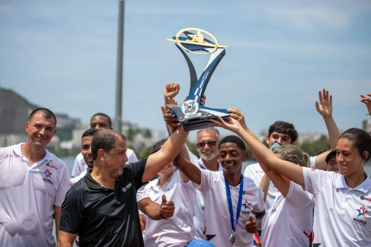 Os atletas de remo do projeto Maricá Cidade Olímpica conquistaram o Troféu Mestre Paquetá