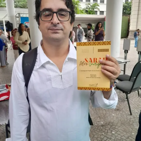 Pedro estará no sexto dia de evento divulgando o livro "Sarau AfroIndígena", em que foi um dos escritores