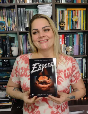 "Exposed - A Biografia de Cassiana Costa" é o sétimo livro da jornalista Roberta Souza