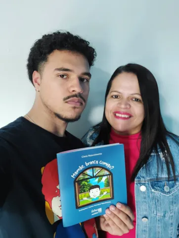 Cleia e seu filho, Carlos Henrique, que foi o responsável pelas ilustrações do livro