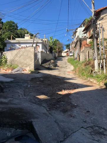 Cascalhos e areia são colocados no buraco para tentar conter o problema