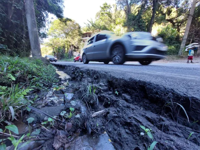 Vala tem oferecido risco de acidente aos motoristas