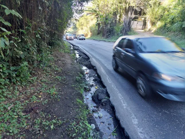 O buraco está localizada na curva da estrada