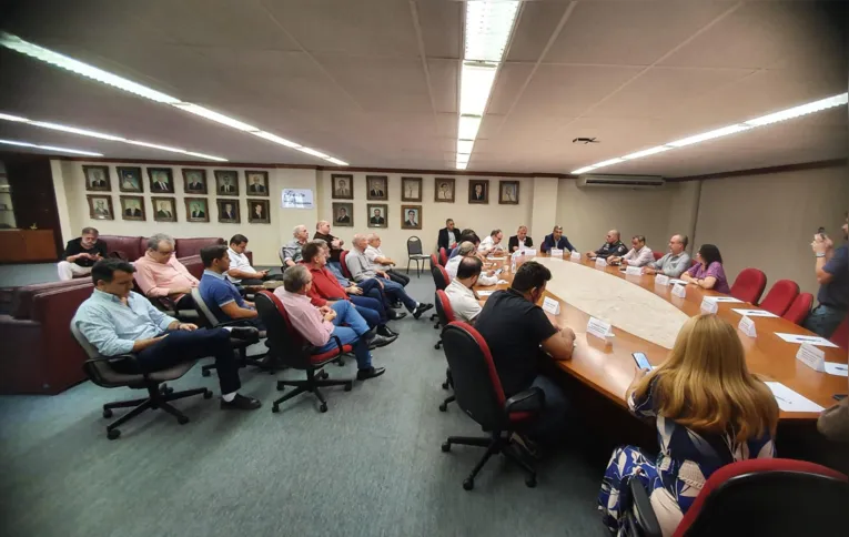 Ocorreu uma reunião entre o Conselho da Câmara de Dirigentes  e Lojistas com membros do poder