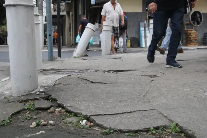 O local apresenta grandes rachaduras e elevação no asfalto