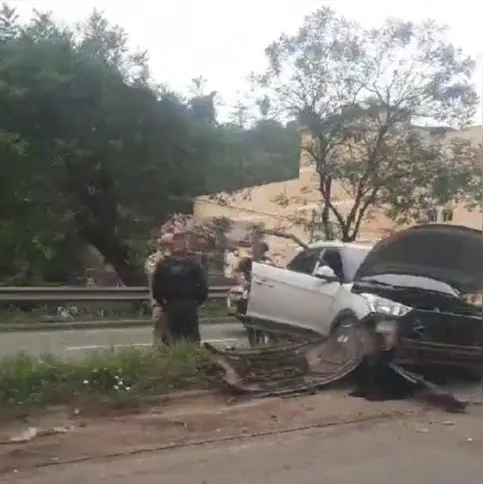 Motorista bateu contra um poste