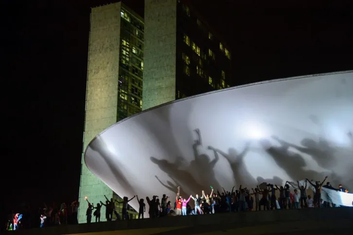 Manifestantes ocupam a rampa do Congresso Nacional e uma das cúpulas no prédio, no dia 17 de junho de 2013