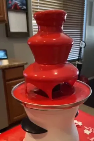 Em uma publicação que viralizou no TikTok, é possível ver uma fonte de chocolate em tom de vermelho