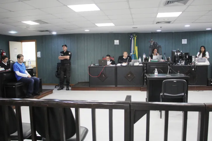 A sessão, realizada na 3ª Vara Criminal de Niterói, foi iniciada às 13h30