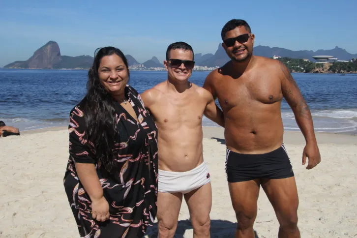 Irmãos e cunhados aproveitaram a sexta de sol para curtir praia