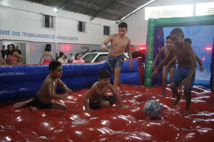 Futebol de sabão foi uma das atrações para os pequenos