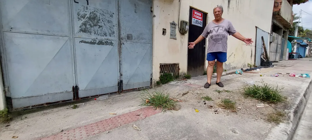 Piso foi colocado para facilitar a locomoção de Celso pelo bairro