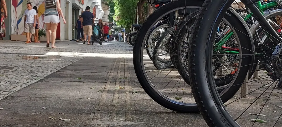 Bicicletas atrapalham utilização de ferramenta para pessoas com deficiência visual