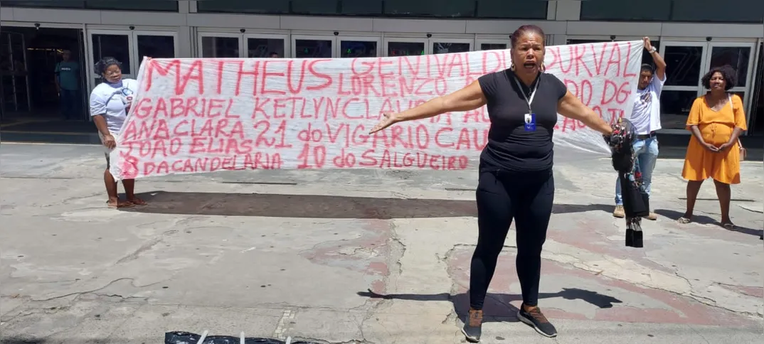 Sogra de Matheus lidera manifestação