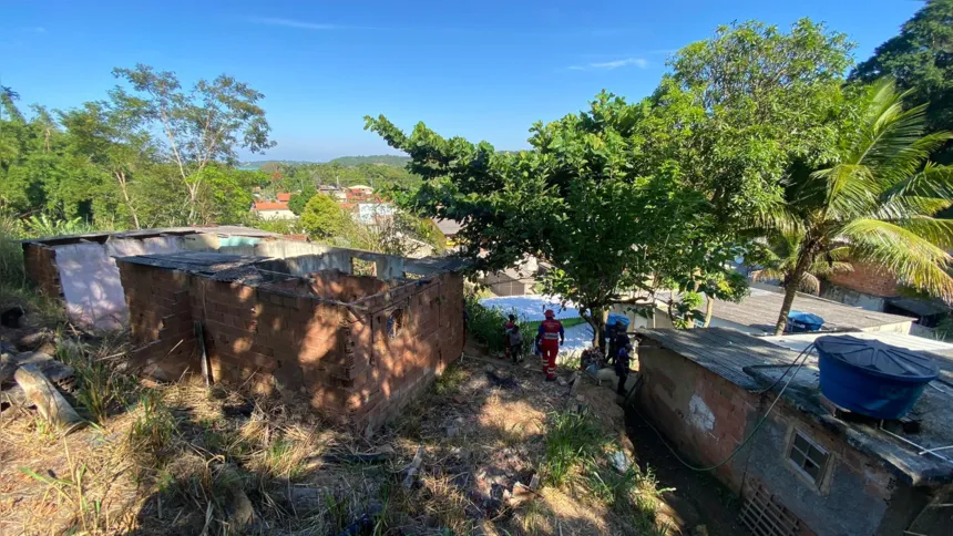 Imagem ilustrativa da imagem Prefeitura de Maricá derruba duas casas sob risco próximo a Ponta Negra